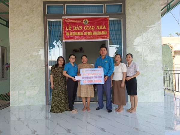 Liên đoàn Lao động huyện Krông Bông Bàn giao nhà “Mái ấm Công đoàn” cho đoàn viên có hoàn cảnh khó khăn
